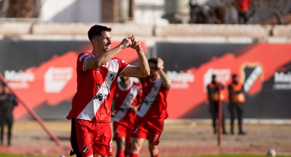 Imanol González convirtió un golazo en el Deportivo Maipú.