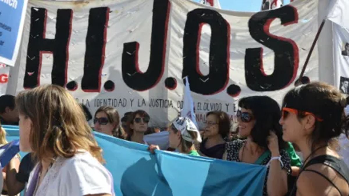 La organización de Derechos Humanos HIJOS en una de las marchas pidieno Memoria, Verdad y Justicia. Este domingo vuelven a movilizarse.