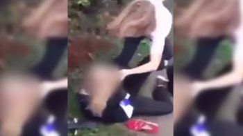Una chica de 15 años fue detenida por darle una brutal paliza a una de 13 en la escuela