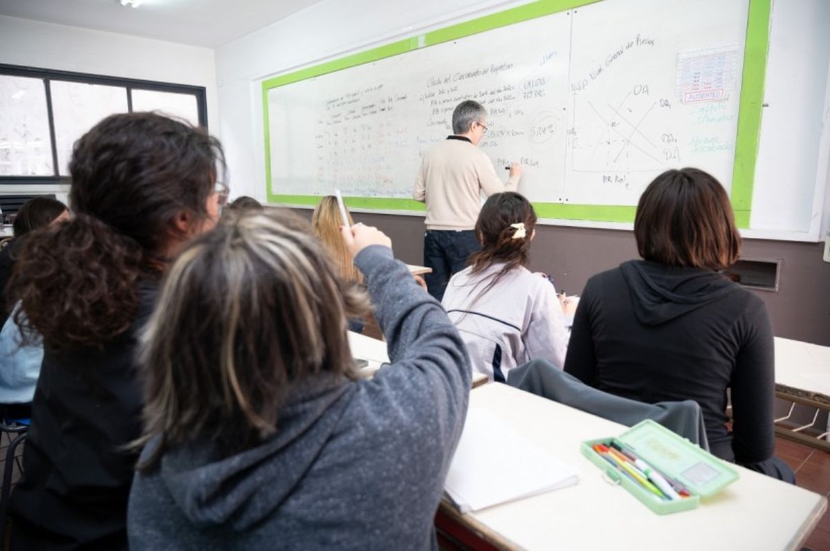 Los chicos que quieran hacer el secundario en alguno de los colegios de la UNCuyo deberán rendir evaluaciones de Lengua y Matemática. Los chicos que quieran hacer el secundario en alguno de los colegios de la UNCuyo deberán rendir evaluaciones de Lengua y Matemática.