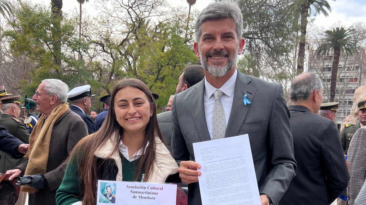 Milagros Romero junto al intendente de Ciudad, Ulpiano Suarez.