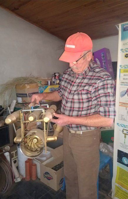 José Ten tiene 67 años, vive en Malargüe e inventó un esterilizador de aire que permite eliminar hongos, bacterias y hasta el coronavirus. Foto: Gentileza seryhacerdemalargue.online