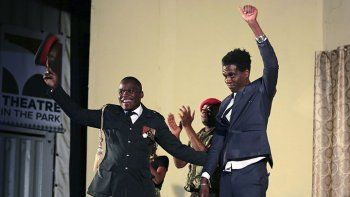 En Zimbabue, la caída de Mugabe en tono de comedia