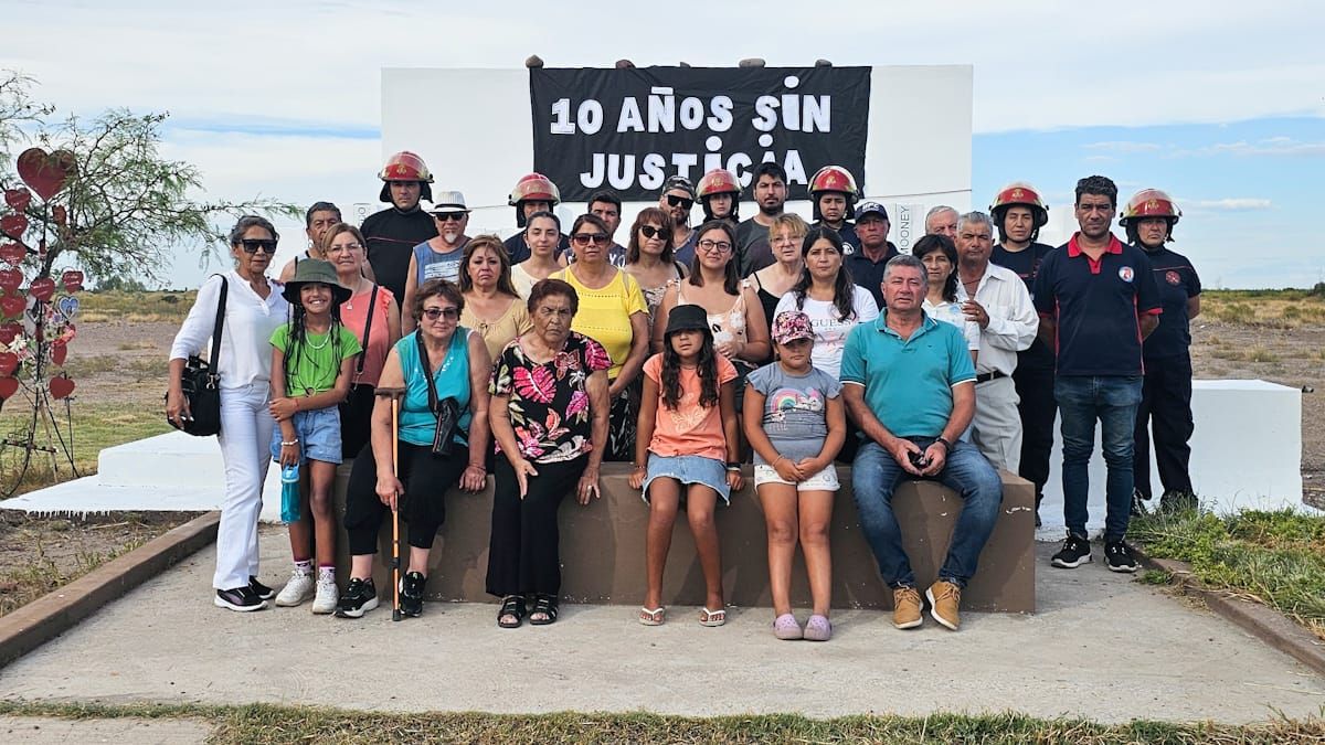 En un memorial que se montó antes de la pandemia, los familiares de las víctimas y las personas que salvaron su vida volvieron al punto de la tragedia, como cada año.