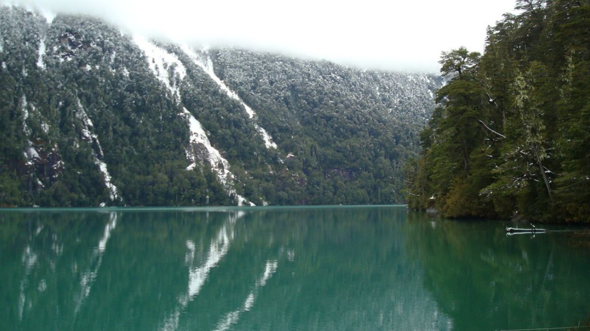 Patagonia argentina: el Lago Frías se alimenta de las aguas de deshielo que bajan de las montañas andinas Patagonia argentina: el Lago Frías se alimenta de las aguas de deshielo que bajan de las montañas andinas