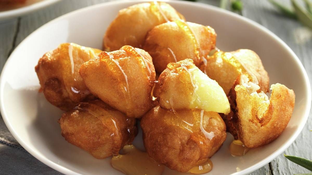 Los buñuelos de manzana son más húmedos, esponjosos y sabrosos que los tradicionales. Los buñuelos de manzana son más húmedos, esponjosos y sabrosos que los tradicionales.