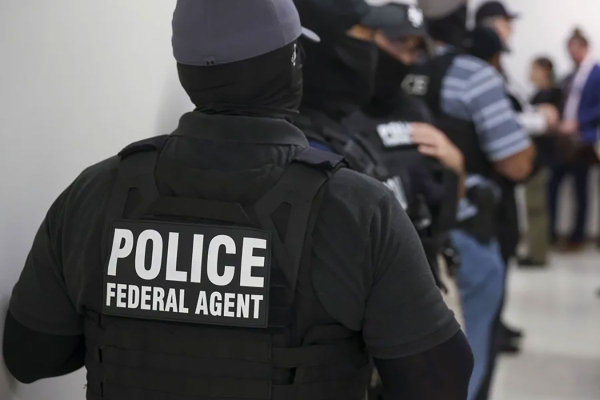 Agentes federales permanecen fuera de las audiencias de la corte de inmigración en Nueva York