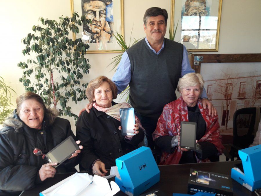 Abuelos de Junín disfrutan de sus tablets gracias  a la solidaridad