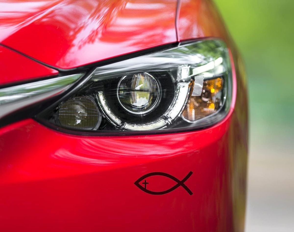 En algunos casos el pez suele tener una cruz cristiana como ojo y claro símbolo de Jesús. En algunos casos el pez suele tener una cruz cristiana como ojo y claro símbolo de Jesús.