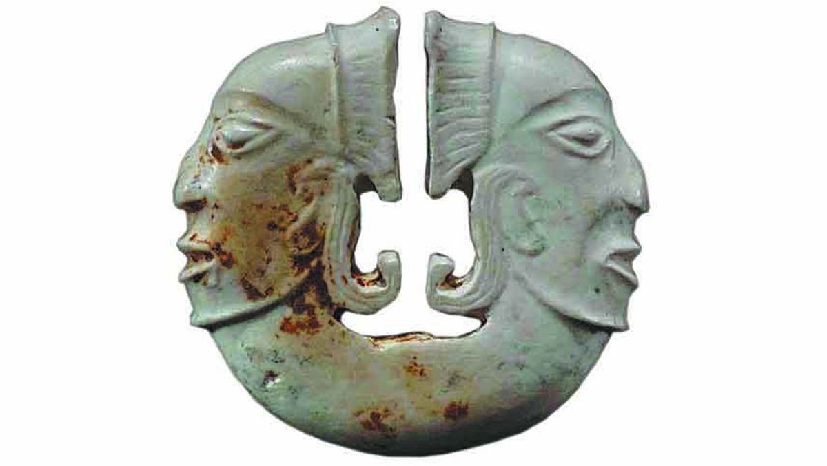 Los objetos desenterrados en el sitio de Shijiahe incluyen un artículo de jade con dos caras. PARA USO DE CHINA DAILY