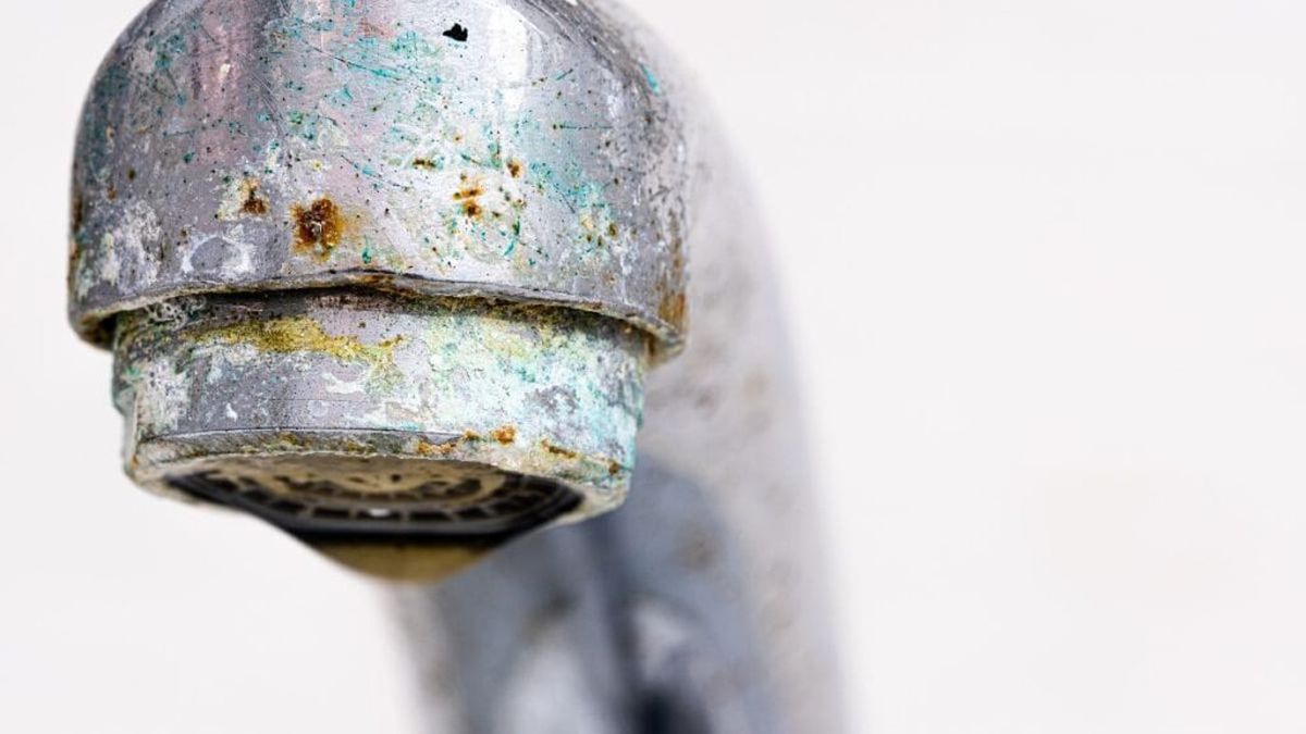 La acumulación de humedad provoca la aparición de óxido en las tuberías de casa. La acumulación de humedad provoca la aparición de óxido en las tuberías de casa. 