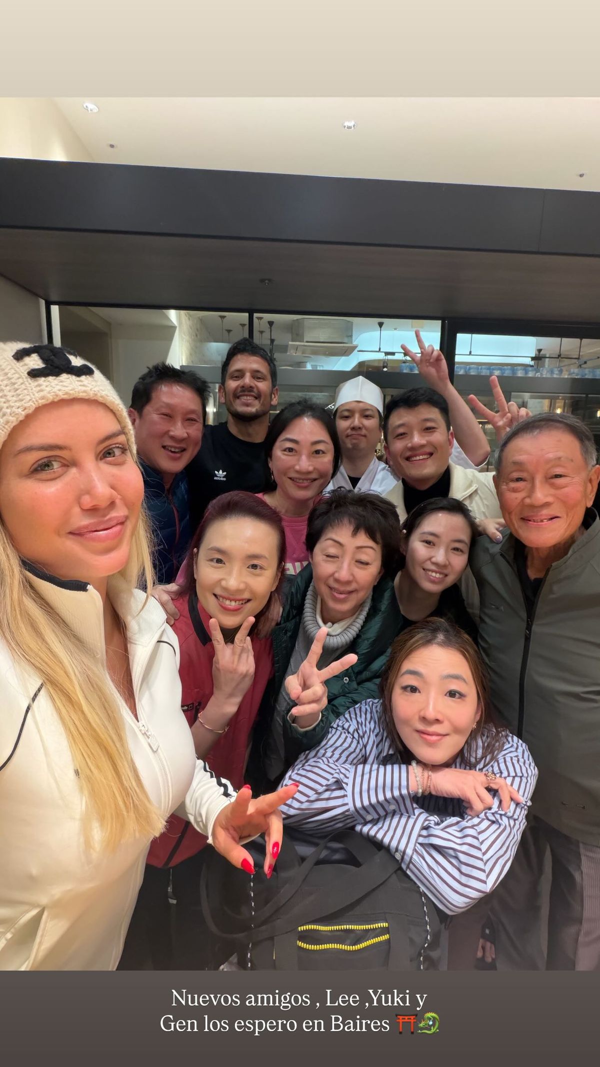 Wanda Nara junto a sus fans japoneses. Wanda Nara junto a sus fans japoneses.