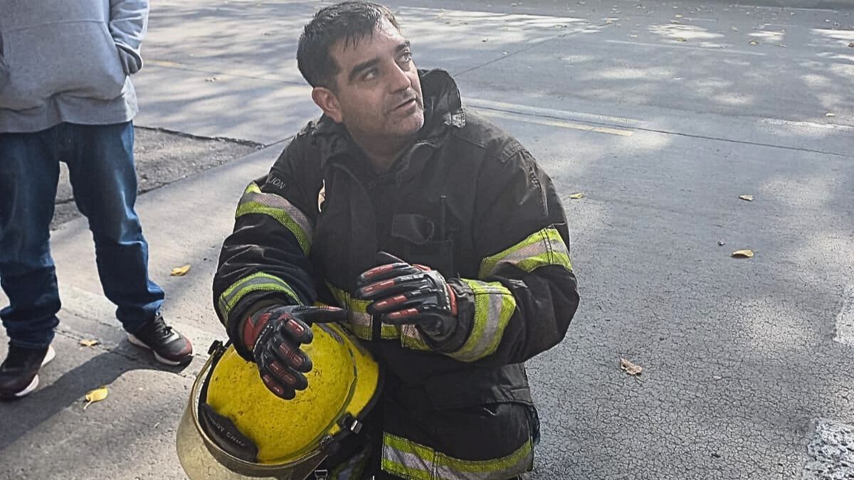 Gonzalo Castillo es parte del cuartel de Bomberos de Godoy Cruz y no dudó en sumarse al equipo de trabajo que se reunió para apagar el fuego en Zapata Goma. Gonzalo Castillo es parte del cuartel de Bomberos de Godoy Cruz y no dudó en sumarse al equipo de trabajo que se reunió para apagar el fuego en Zapata Goma.