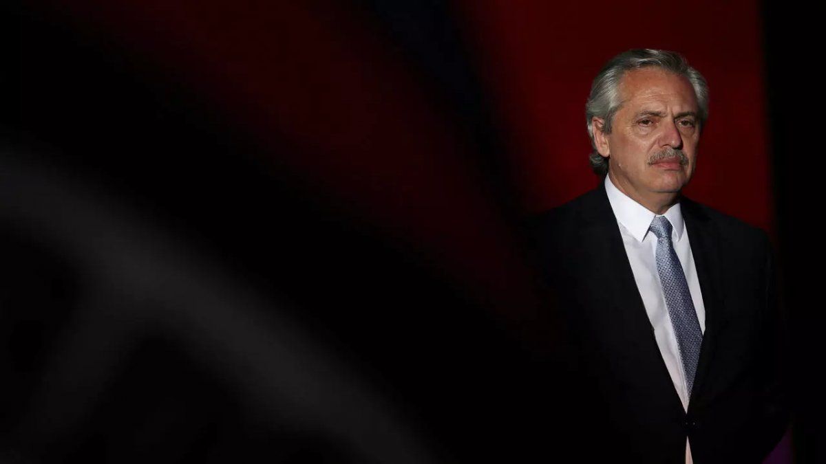 El Presidente Fernández emprende la gira por Europa con una importante Comitiva.