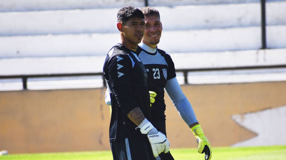 Lautaro Petruchi junto a César Rigamonti, los dos arqueros de Gimnasia y Esgrima.