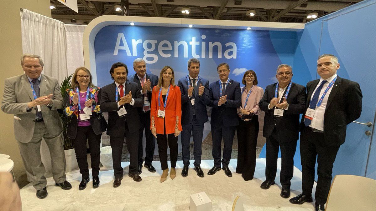 Inauguración del stand argentino. Rodolfo Suarez está junto al gobernador sanjuanino, Sergio Uñac.