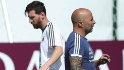 Sampaoli y Messi, desencontrados.