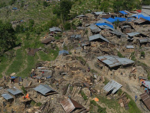 Hallan 100 montañistas enterrados en un pueblo arrasado por el sismo en Nepal
