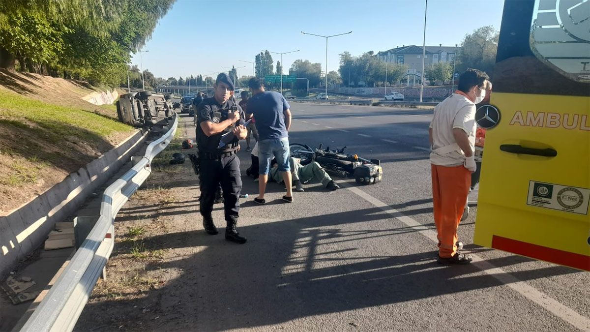 El motociclista quedó tendido sobre la calzada, pero estaba consciente cuando fue asistido por los médicos de una ambulancia.