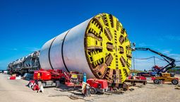 una tuneladora de 1.764 toneladas paso 19 meses en la construccion dos pistas en un aeropuerto, mientras los aviones seguian aterrizando puntualmente sobre ella. ahora, una grua extrajo su rueda de corte de 10 metros del foso de salida