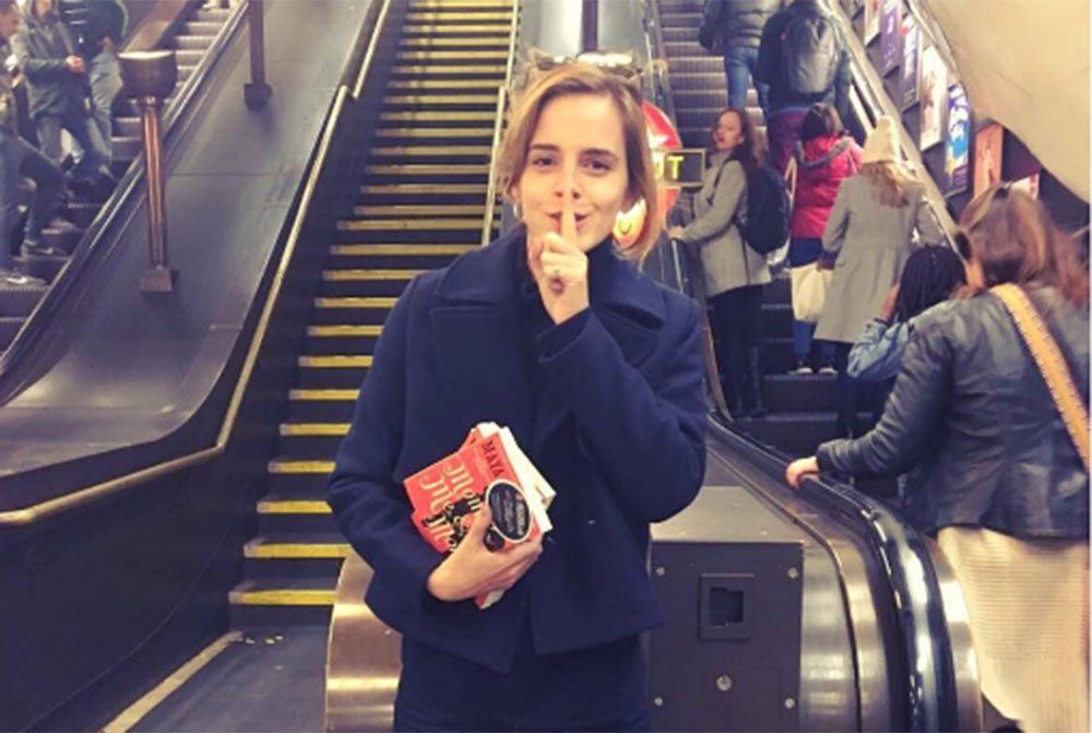 Emma Watson está escondiendo libros feministas en el metro de Londres