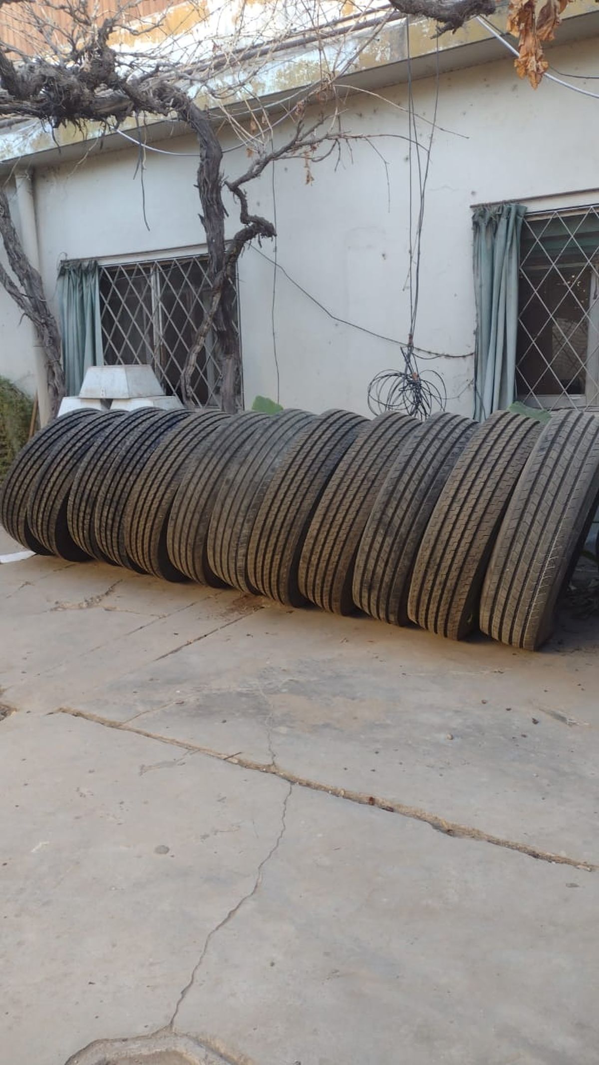 La cubiertas encontradas en el allanamiento.