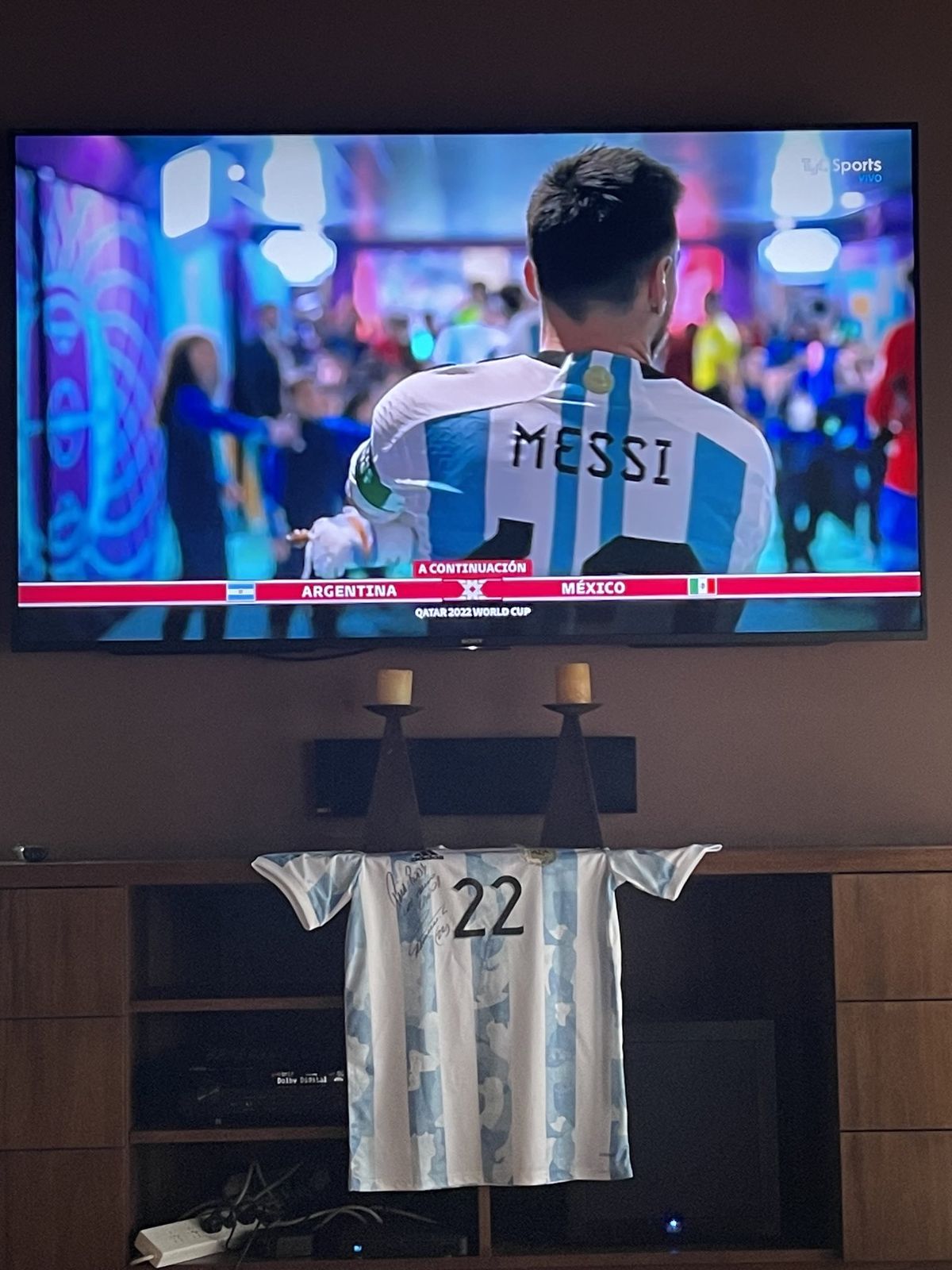 La foto que publicó el Gobernador Suarez cuando transcurría la segunda fecha de la Copa del Mundo.