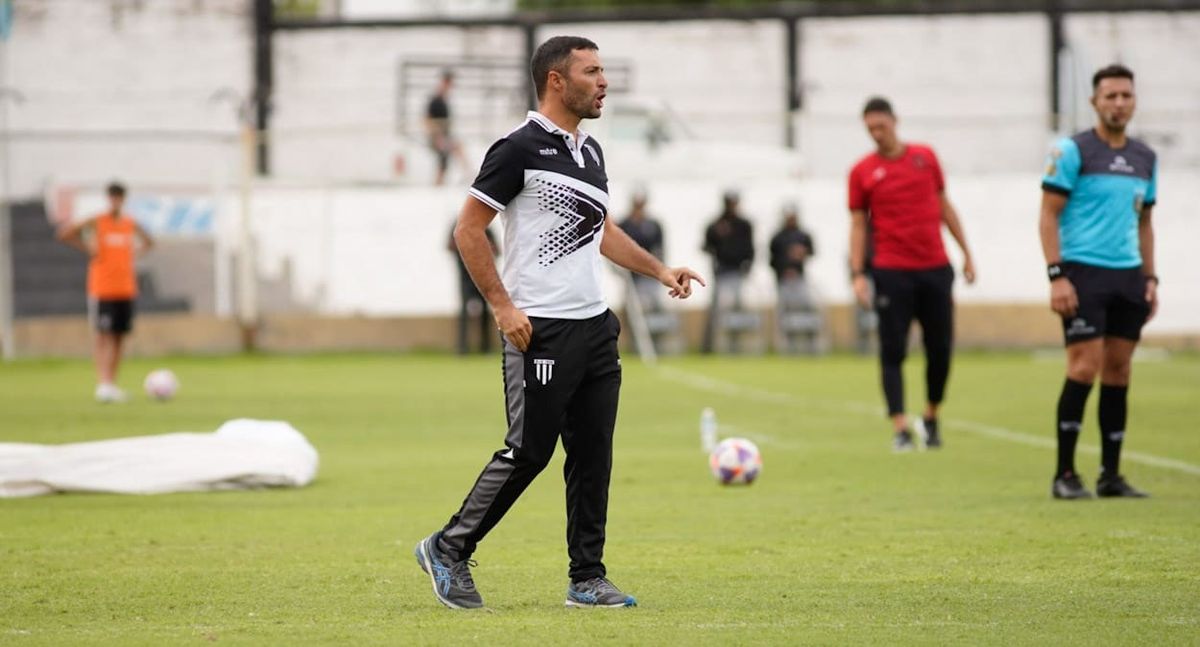 El entrenador de Gimnasia y Esgrima, Joaquín Sastre.