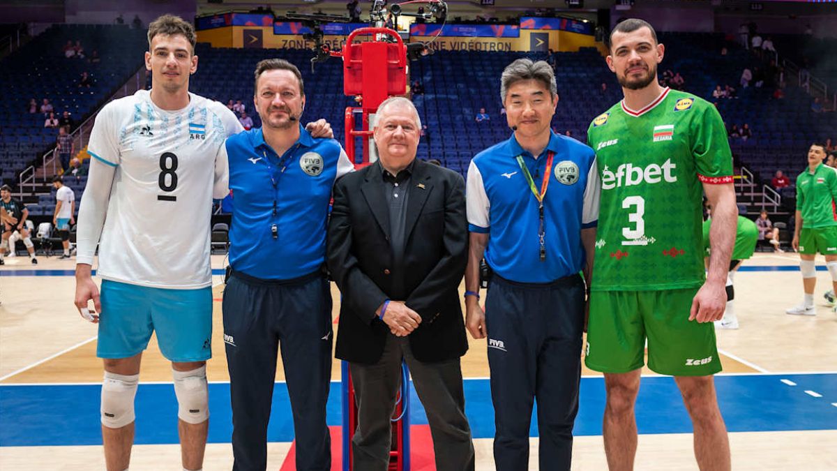 Capitanes y autoridades. Antes del inicio del partido