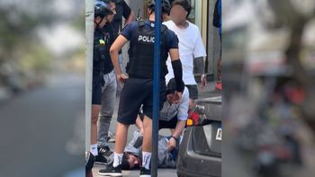En pleno centro, un custodio del gobernador atrapó a un hombre que intentaba robar una moto