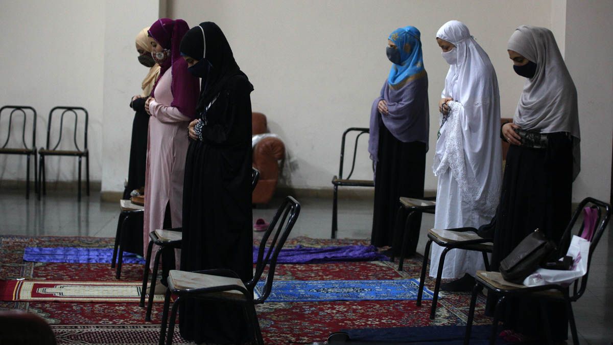 Mujeres musulmanas en el Ramadán. Aparte de tener la cabeza cubiertas con un