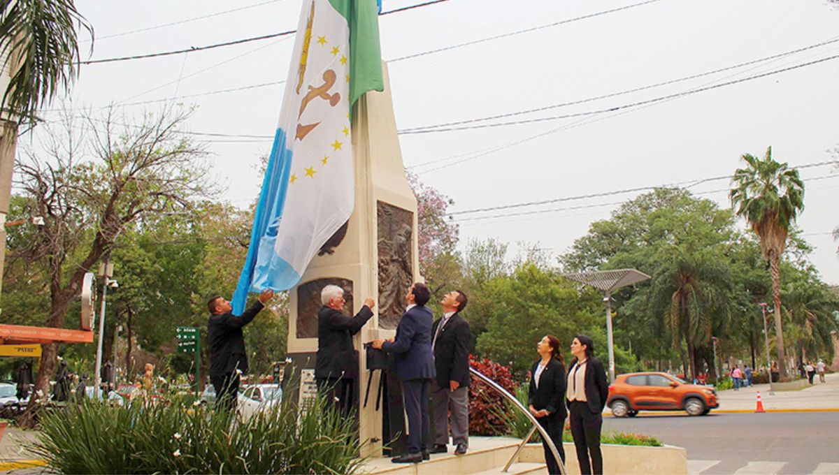 Es la segunda bandera de la provincia del Chaco y en ella hay tres franjas verticales de igual tamaño en verde, blanco y celeste. Es la segunda bandera de la provincia del Chaco y en ella hay tres franjas verticales de igual tamaño en verde, blanco y celeste.
