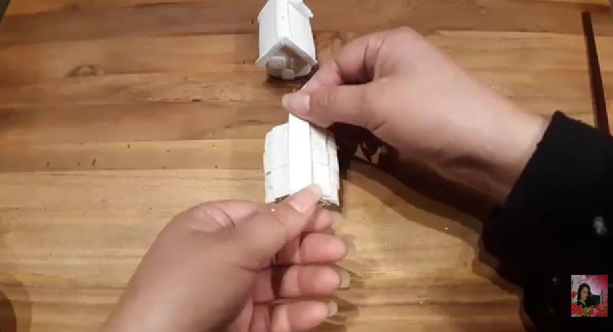 Transformá los tubos de papel higiénico en pequeñas casas para Navidad. Transformá los tubos de papel higiénico en pequeñas casas para Navidad.