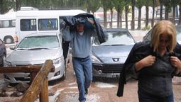Según el pronóstico del tiempo, el sábado por la tarde habrá lluvia y lloviznas en el llano de Mendoza. Según el pronóstico del tiempo, el sábado por la tarde habrá lluvia y lloviznas en el llano de Mendoza.