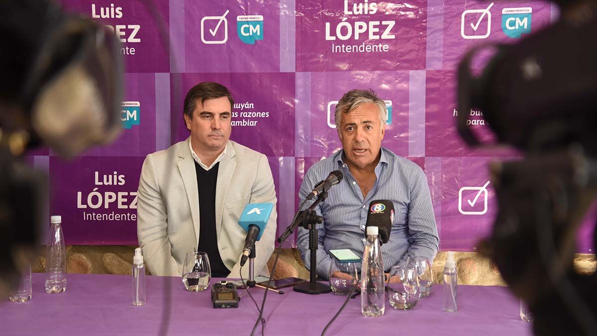 López, en campaña junto a Cornejo. López, en campaña junto a Cornejo.