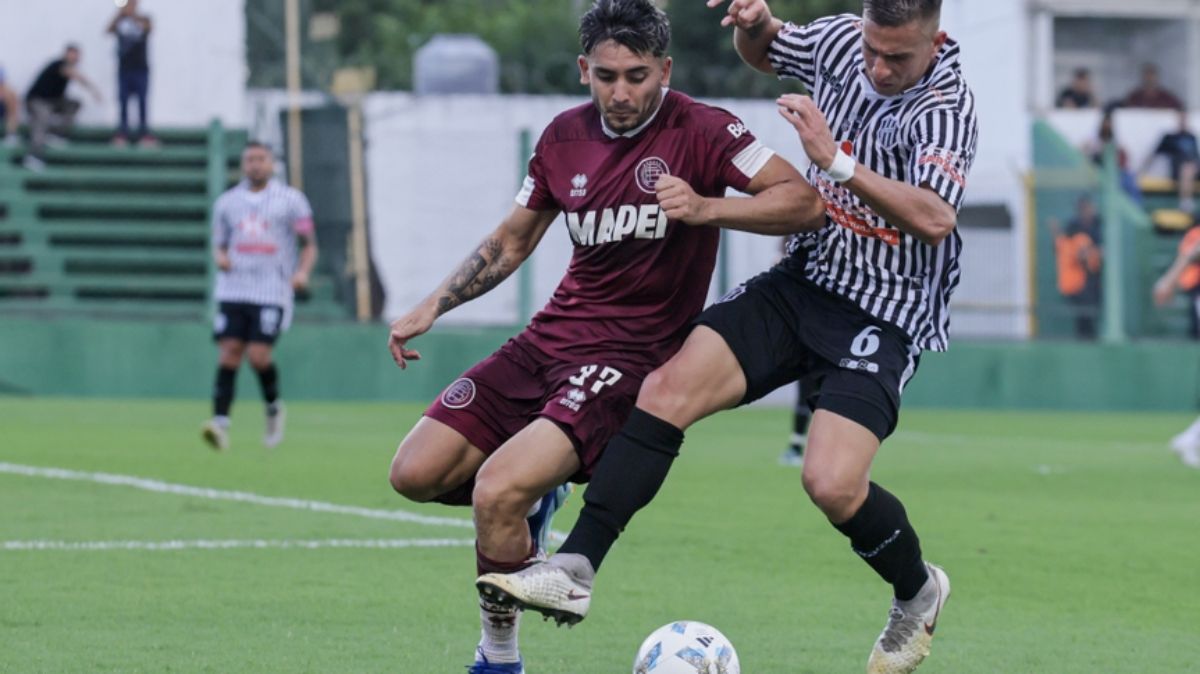 Julián Quinteros (6) fue el héroe de la jornada al anotar el gol que le dio el triunfo a El Porvenir frente a Lanús y el pase a 16avos de final de la Copa Argentina. Julián Quinteros (6) fue el héroe de la jornada al anotar el gol que le dio el triunfo a El Porvenir frente a Lanús y el pase a 16avos de final de la Copa Argentina.