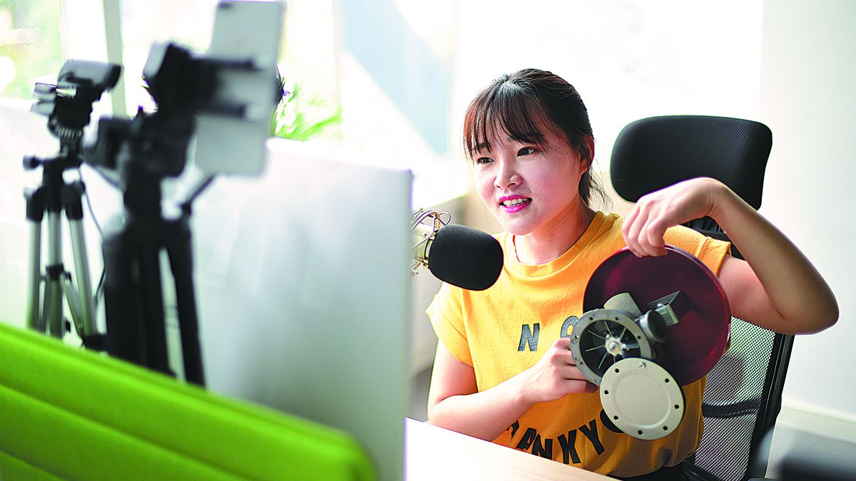 Una instructora brinda orientación durante un curso en línea a través del software Tencent Classroom en Qingdao, provincia de Shandong. PARA USO DE CHINA DAILY