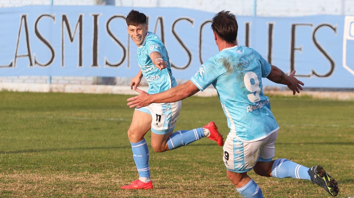 Cristian Estigarribia festeja su gol con Martín Comachi el jugador que inició la jugada.