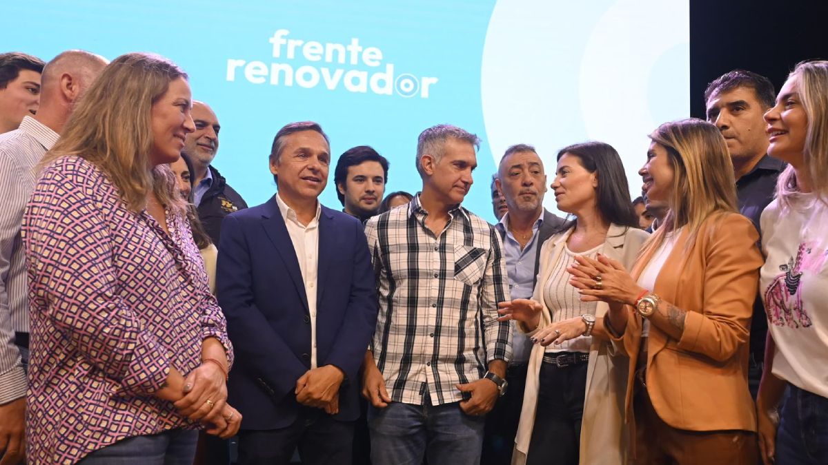 Diego Giuliano (de saco azul) es el nuevo presidente del Frente Renovador.