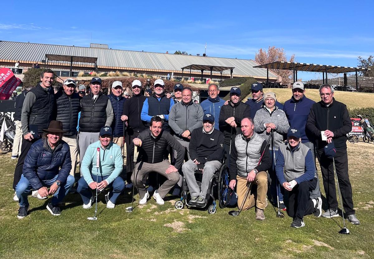 Todos los representates de Los Tordos en el torneo junto a Ignacio Rizzi, gerente de la FUAR. Todos los representates de Los Tordos en el torneo junto a Ignacio Rizzi, gerente de la FUAR.