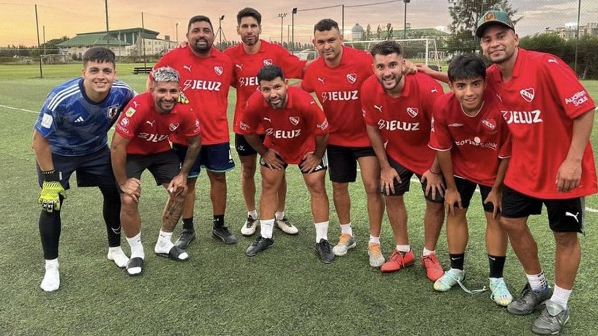 El Kun Agüero está en el medio de la foto con la camiseta de Independiente de Avellaneda.