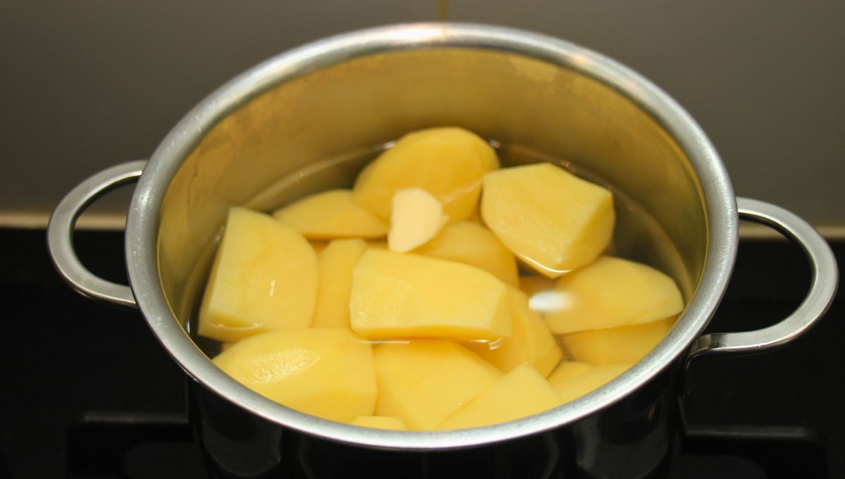 Usa un poco de vinagre para cocinar las papas hervidas.&nbsp;