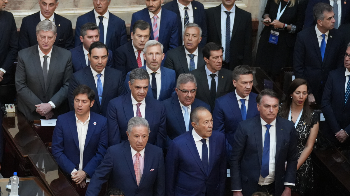 El ex presidente de Brasil Jair Bolsonaro debió ser ubicado junto a los ex mandatarios argentinos Adolfo Rodríguez Saá, Eduardo Duhalde y Mauricio Macri. El ex presidente de Brasil Jair Bolsonaro debió ser ubicado junto a los ex mandatarios argentinos Adolfo Rodríguez Saá, Eduardo Duhalde y Mauricio Macri.