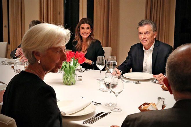 Lagarde se reunió con Macri y respaldó los recortes para reducir el déficit fiscal