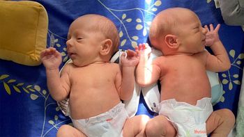 Una mendocina tuvo gemelos y no sabe cuál es cuál: les tomaron las huellas, no están en el sistema y se hizo viral