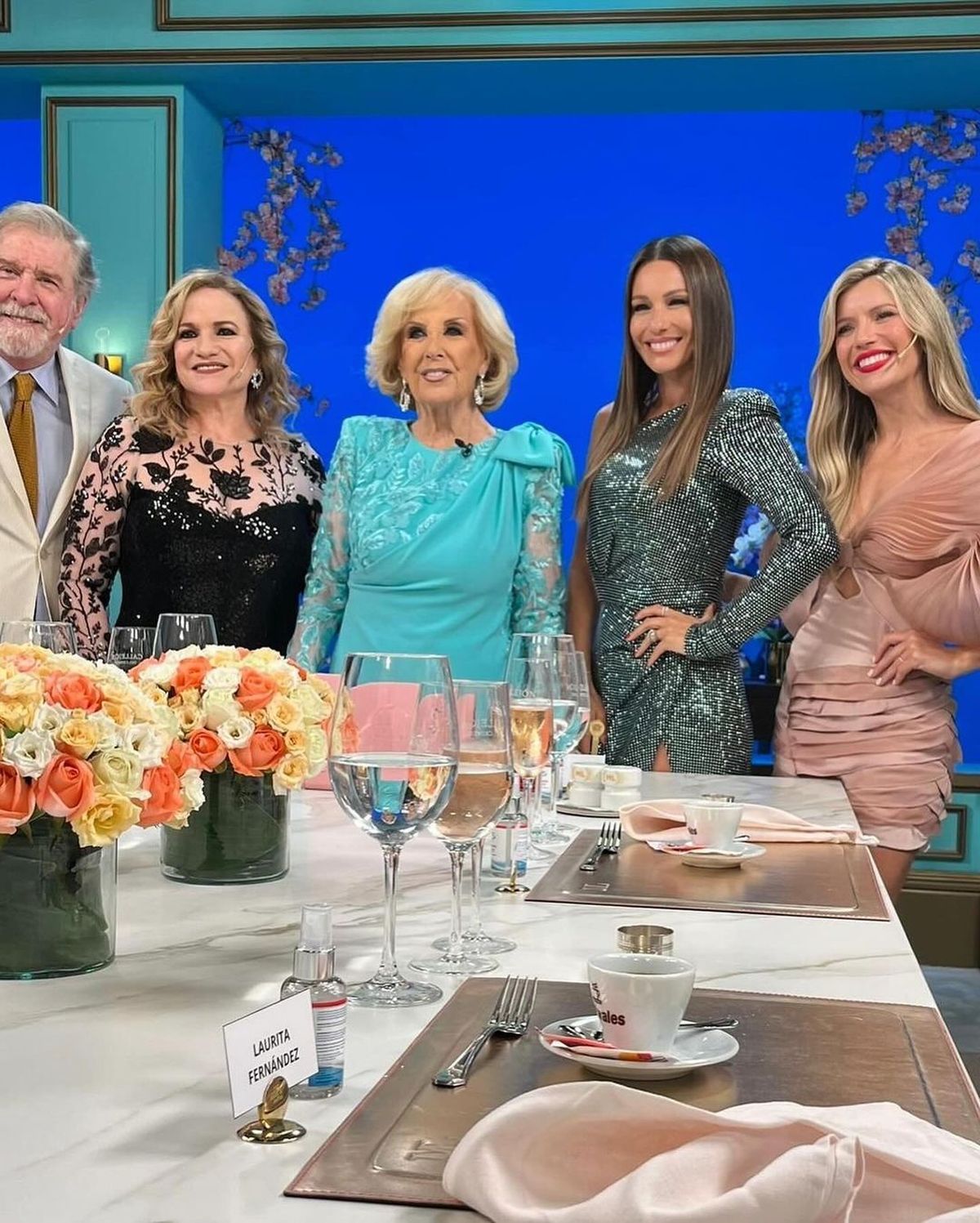 Laurita Fernández va por el coquette y paraliza la mesa de Mirtha Legrand. Laurita Fernández va por el coquette y paraliza la mesa de Mirtha Legrand.