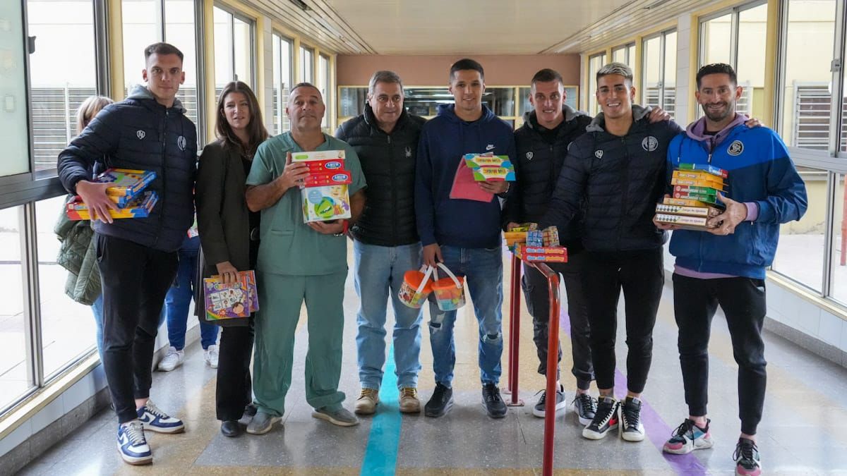 Los jugadores junto al vicepresidente de la Lepra, Alberto Rez Masud, listos para entregar los regalos en conjunto con Gabriela Alé de la Fundación Grupo América y el director del hospital Notti, Jorge Pérez. Los jugadores junto al vicepresidente de la Lepra, Alberto Rez Masud, listos para entregar los regalos en conjunto con Gabriela Alé de la Fundación Grupo América y el director del hospital Notti, Jorge Pérez.