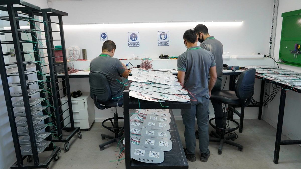 La carcasa luego pasa a la parte de electrónica, donde se realiza todo el ensamble de todos los módulos de LED. La carcasa luego pasa a la parte de electrónica, donde se realiza todo el ensamble de todos los módulos de LED.