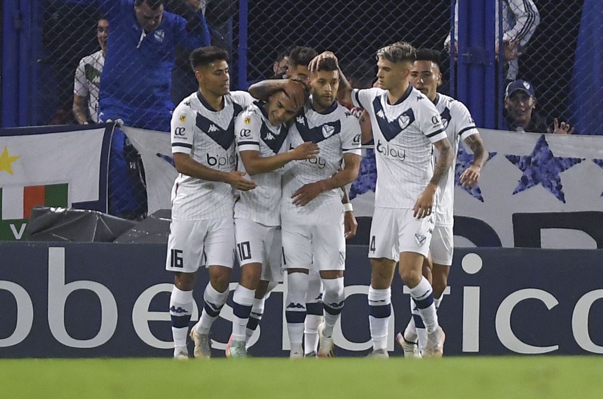 Vélez rescató un empate heroico ante Independiente