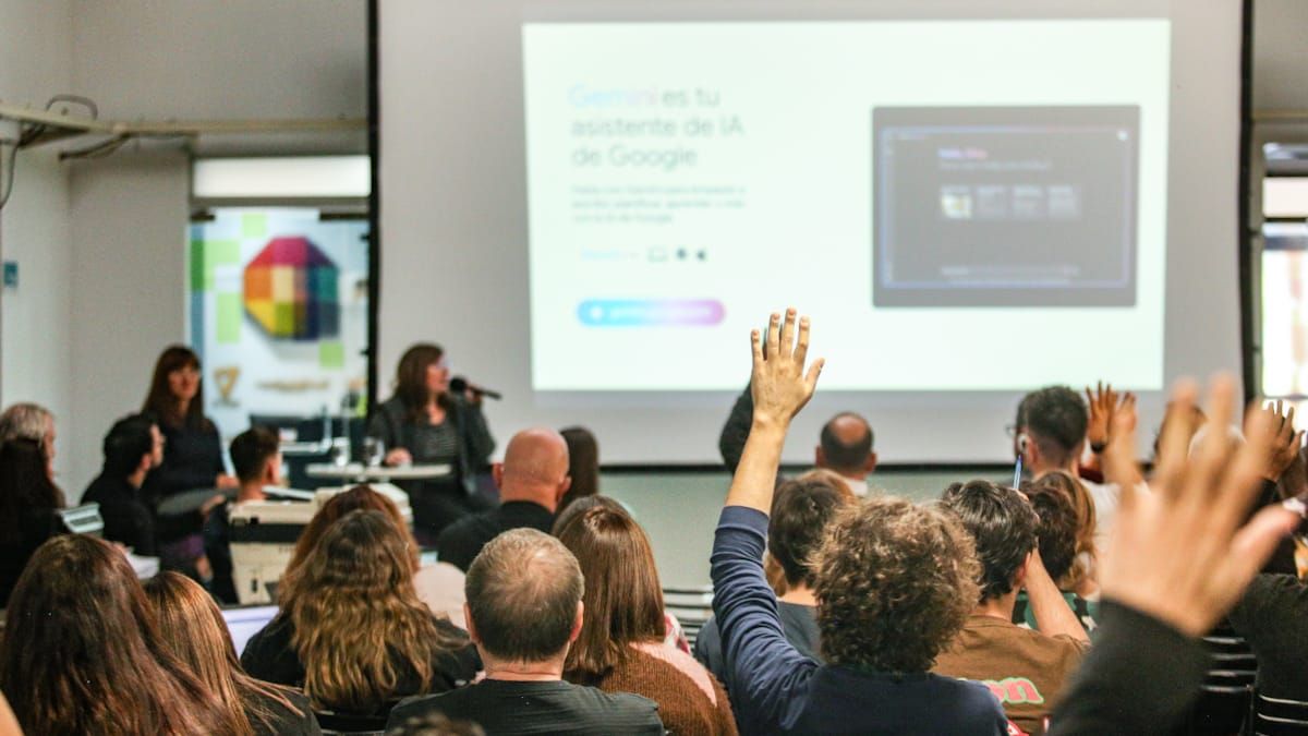 La capacitación de Google News Initiative sobre el uso de la Inteligencia Artificial se dio en la redacción multimedia de Grupo América Interior.